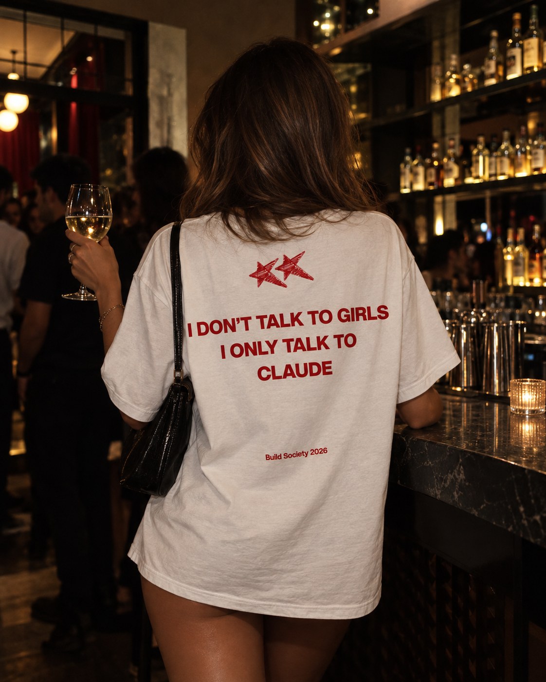 Le t-shirt porté de dos, au comptoir d'un bar