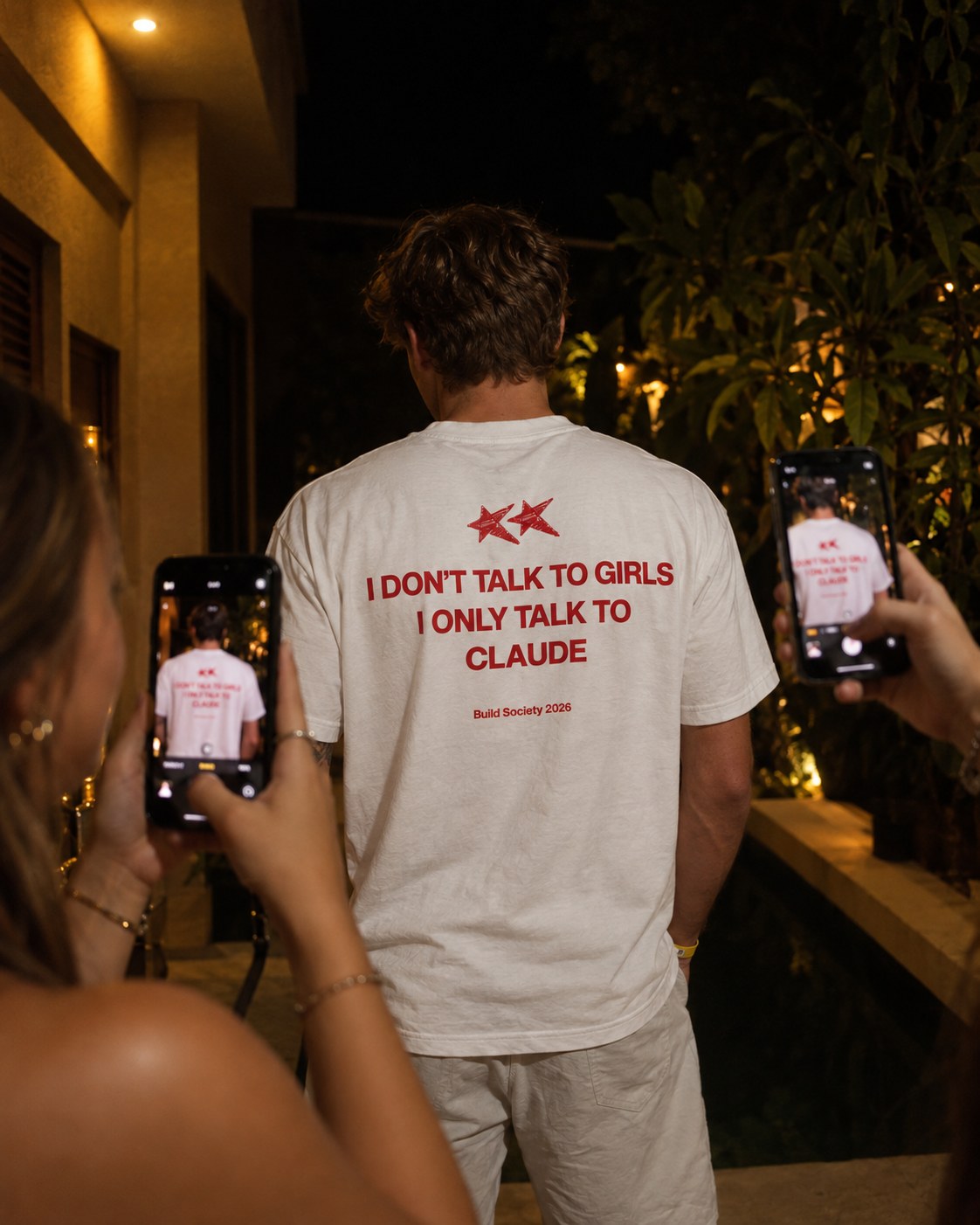 Le t-shirt porté de dos, le soir dans un jardin