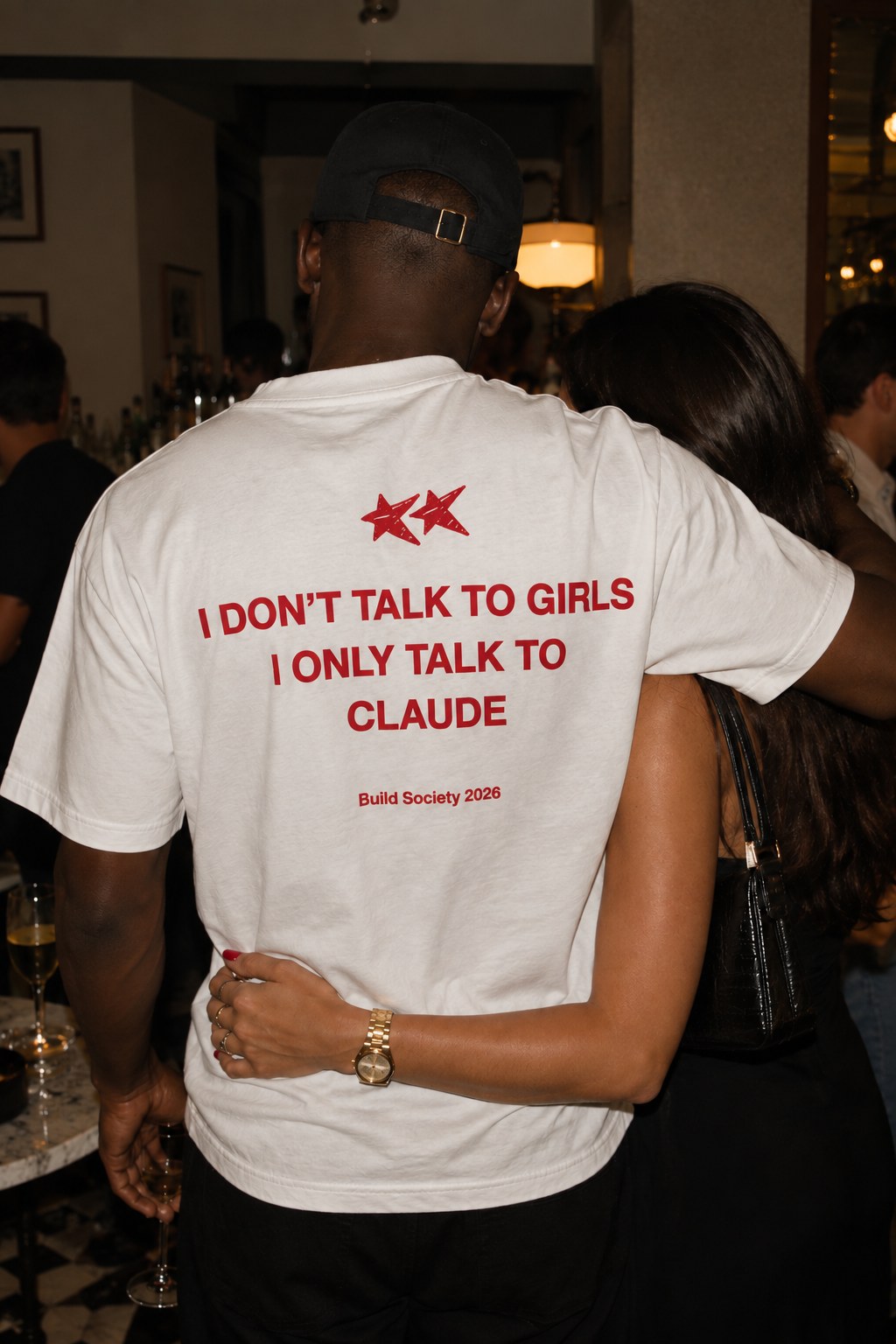 Le t-shirt porté de dos pendant une soirée
