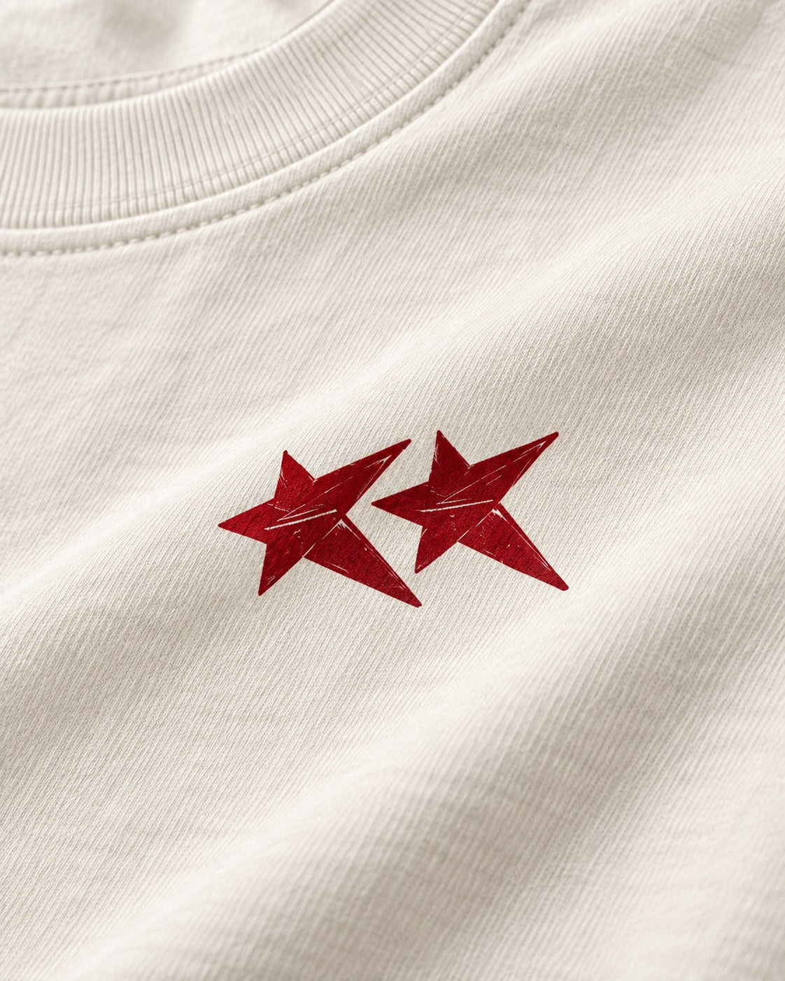 Détail des deux étoiles rouges et du col côtelé