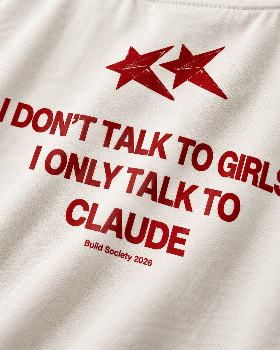 Détail de l'impression rouge au dos du t-shirt